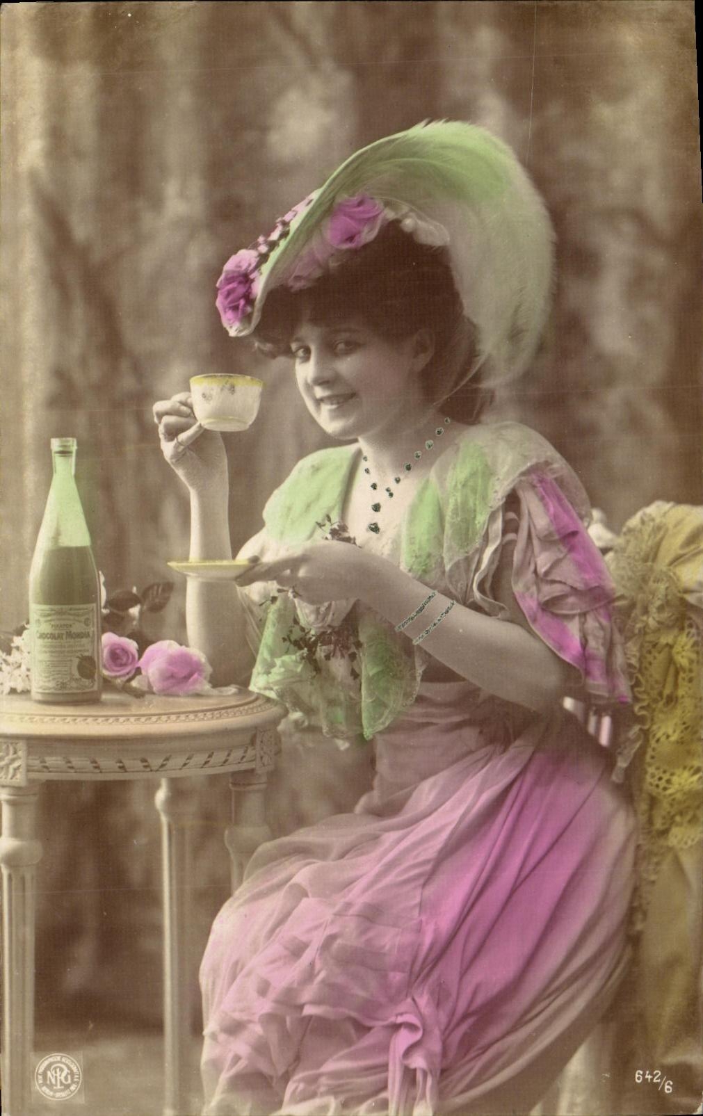 Femme en robe rose et chapeau décoré de plumes — NRC E, série 6+2/6