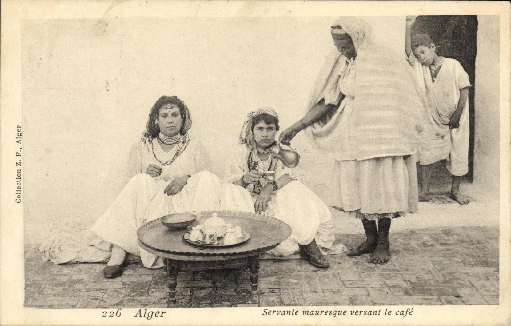 Servante mauresque versant le café — Collection Z. F., Alger, n° 226
