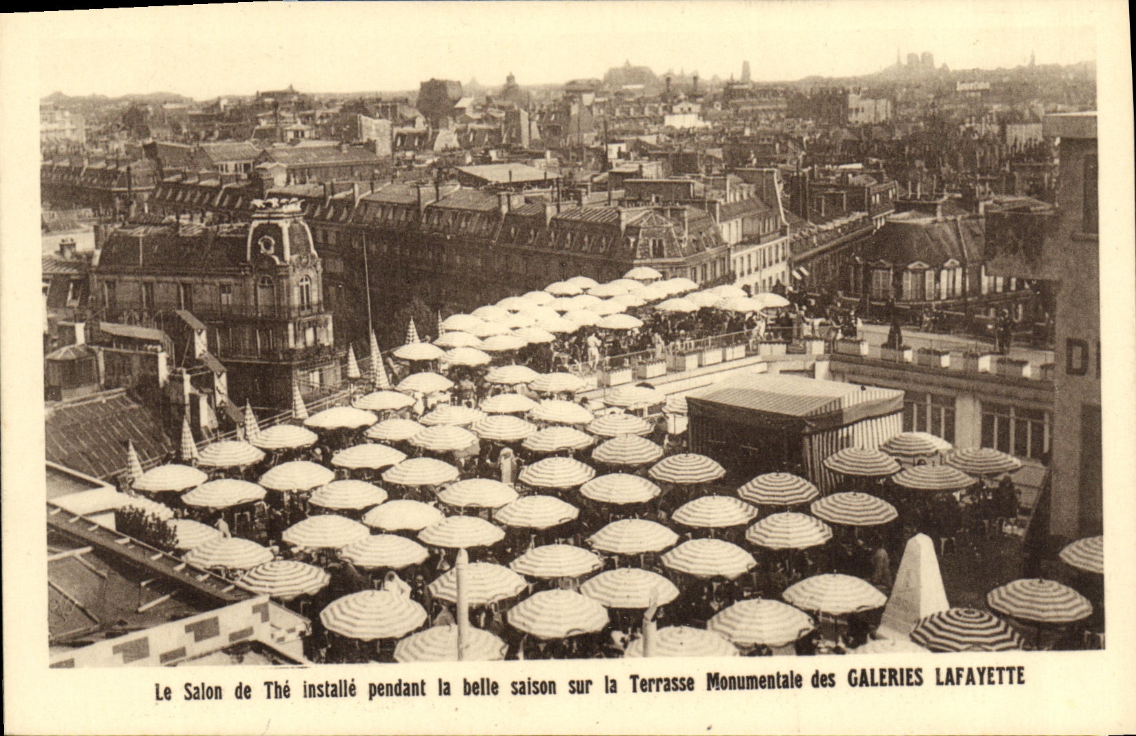 CPA Salon de the installe pendant la belle saison sur la terrasse monumentale des Galeries Lafayette