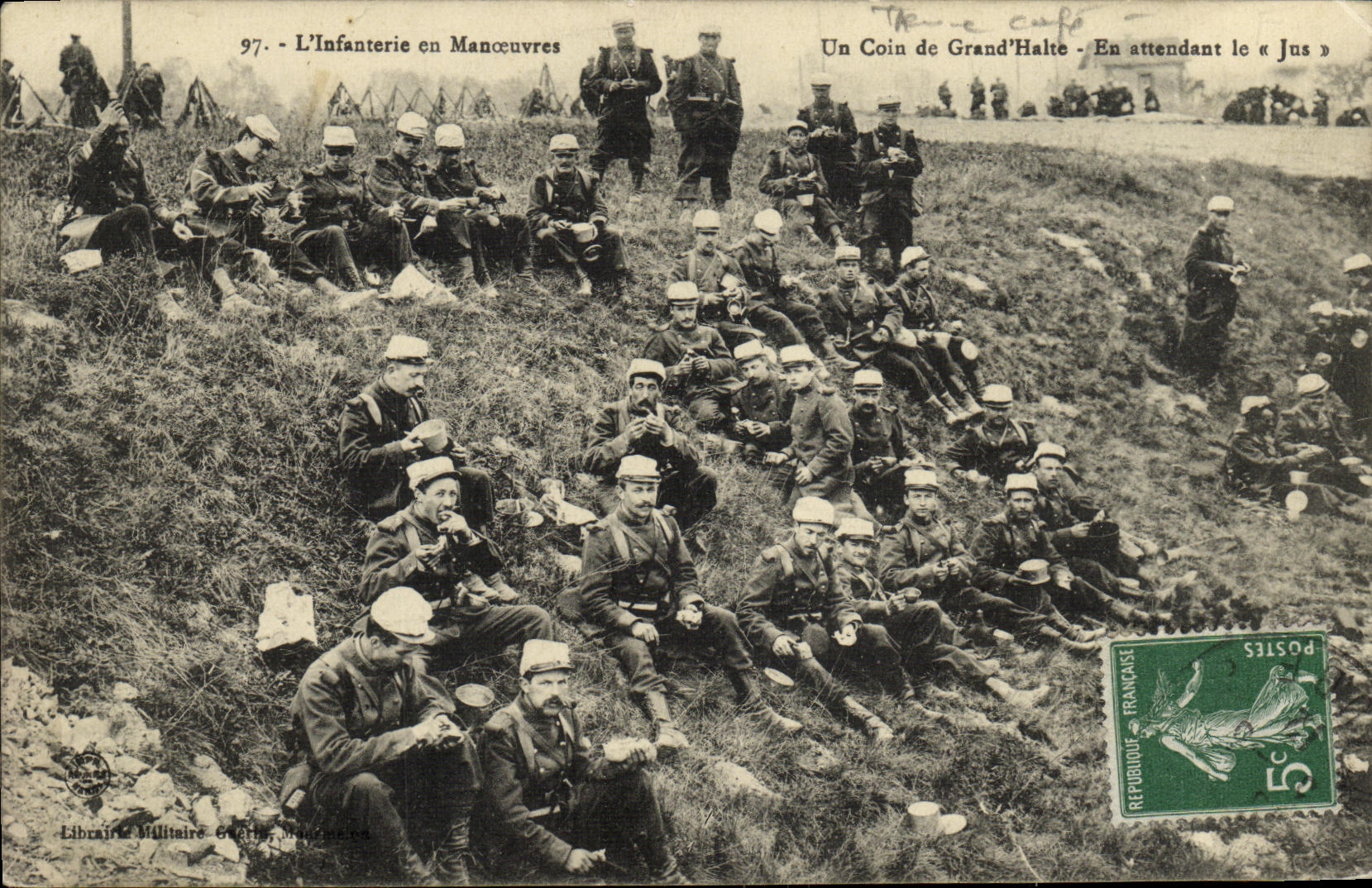 Infanterie en Manœuvres — Un Coin de Grand’Halte — En attendant le « Jus » — Librairie Militaire Grégoire, Paris