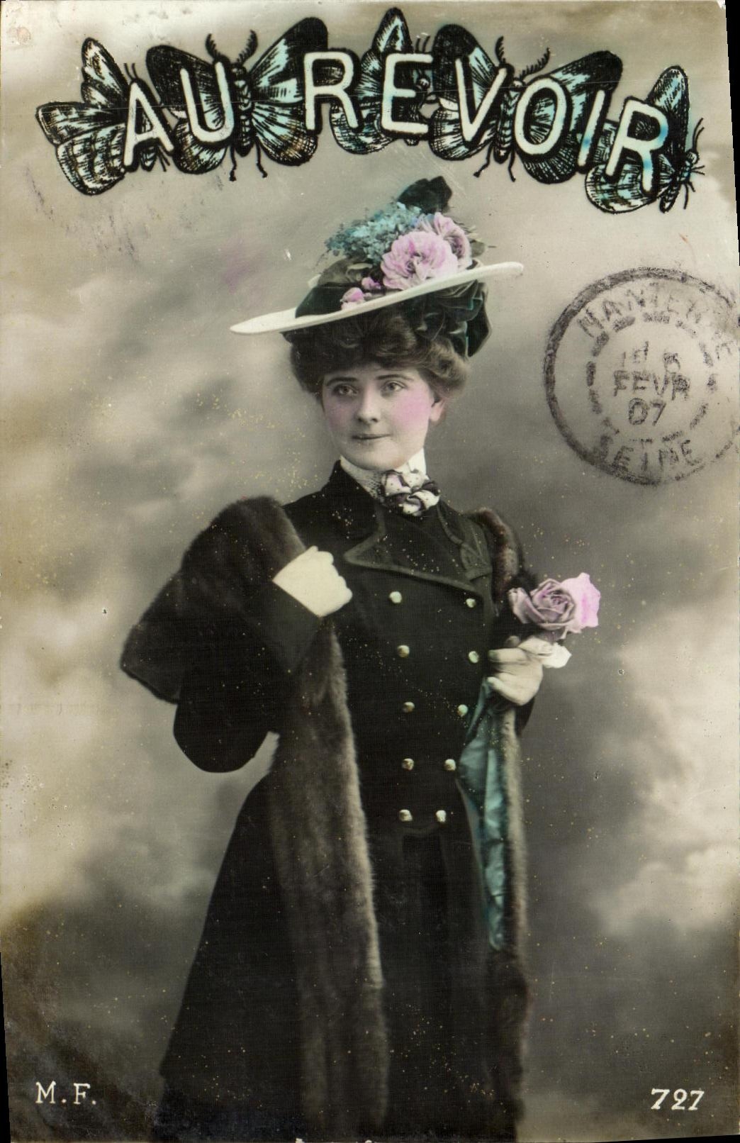 Donna con mantello imbottito e cappello fiorito — Au Revoir — M.F. 727