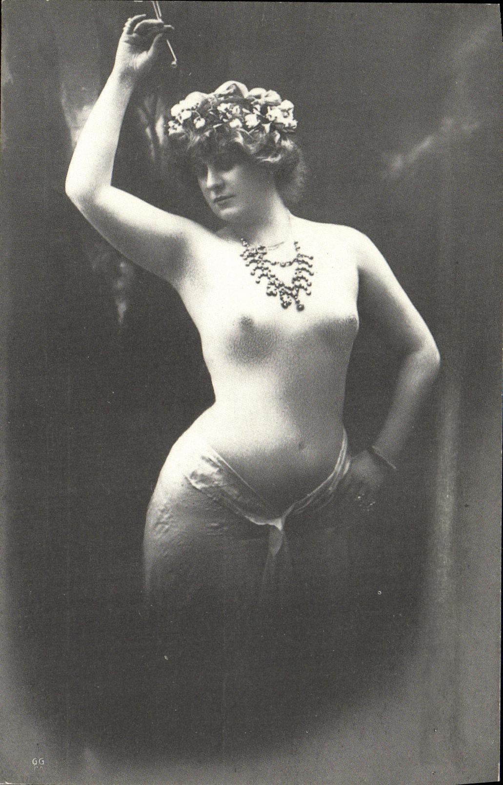 Danseuse nue — couronne de fleurs et collier — G.G. (photographe) — n° 41