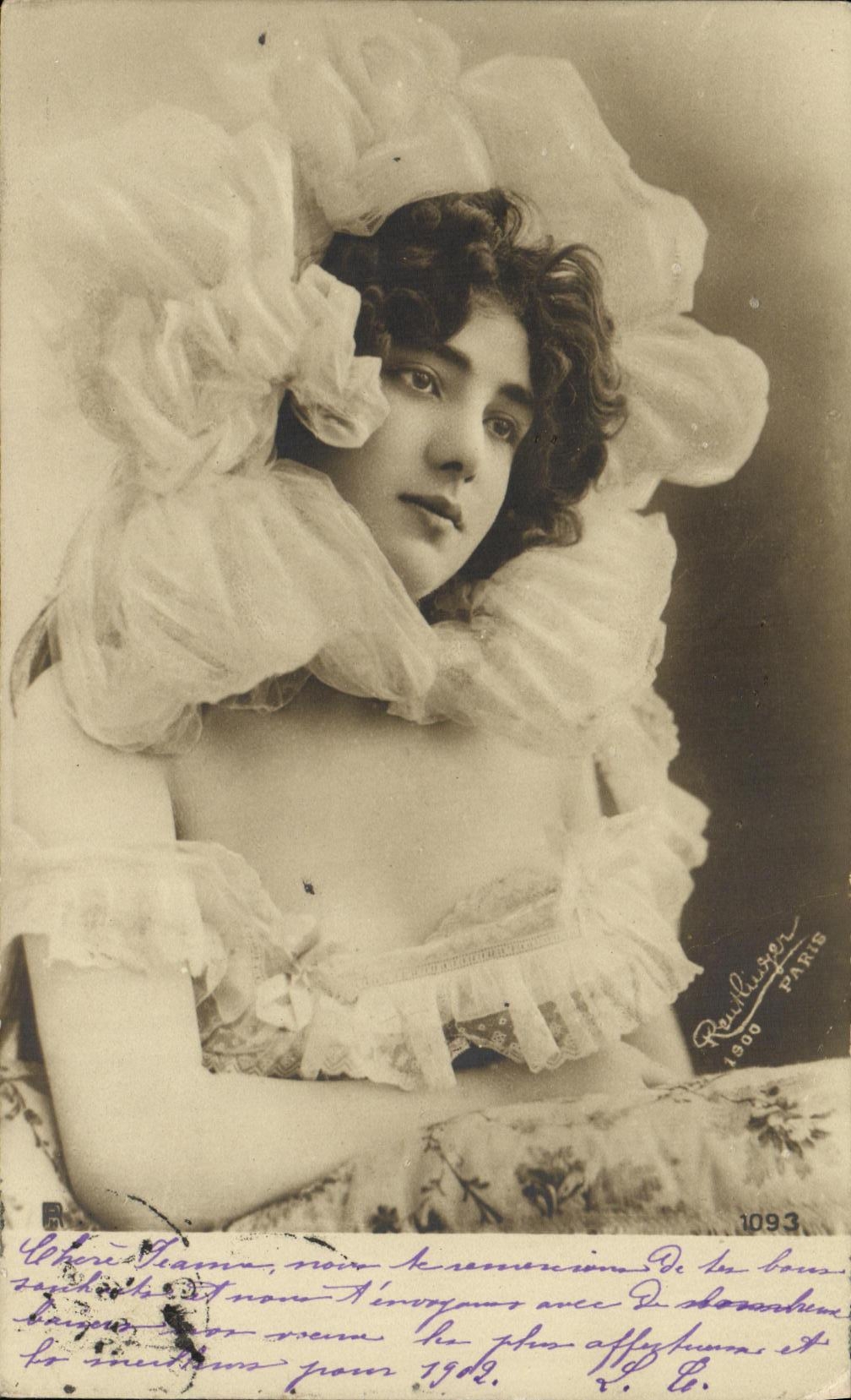 Jeune femme en robe à volants — portrait — Reuillerger, Paris, n°1093