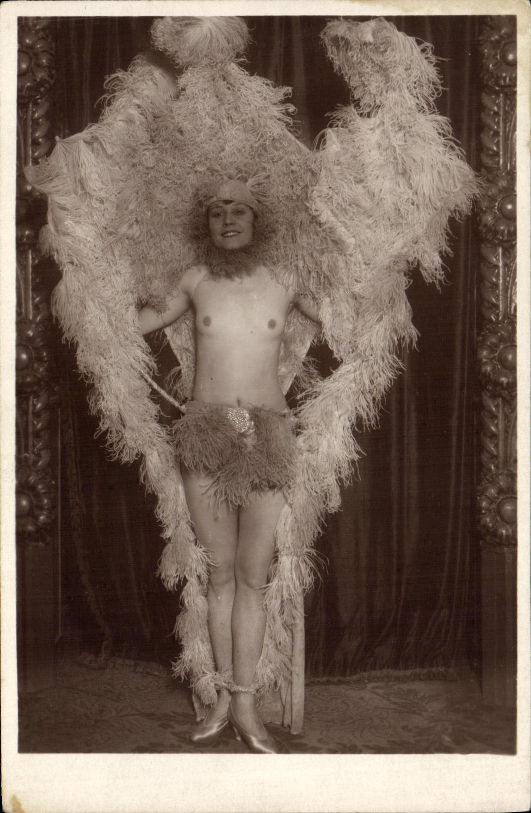 Danseuse en costume de plumes — éditeur CPAPHIL, n° 6