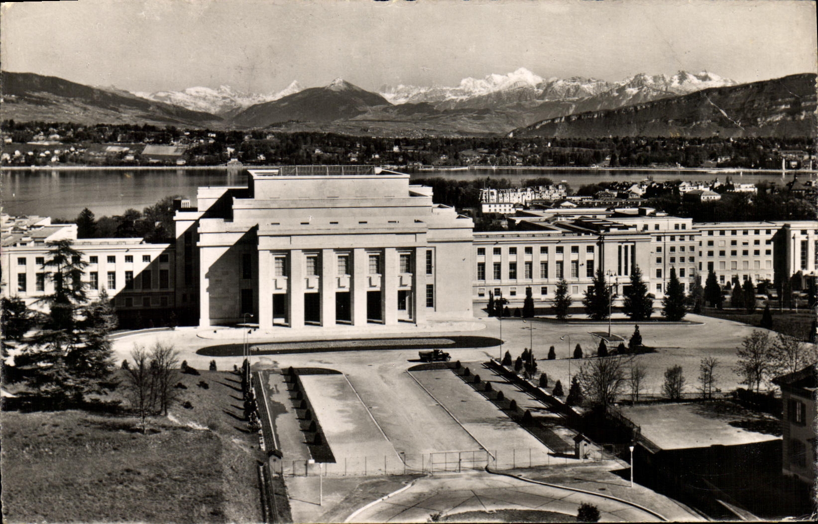 CPA Geneve Le palais des Nations Unies et la chaine du mont Blanc 