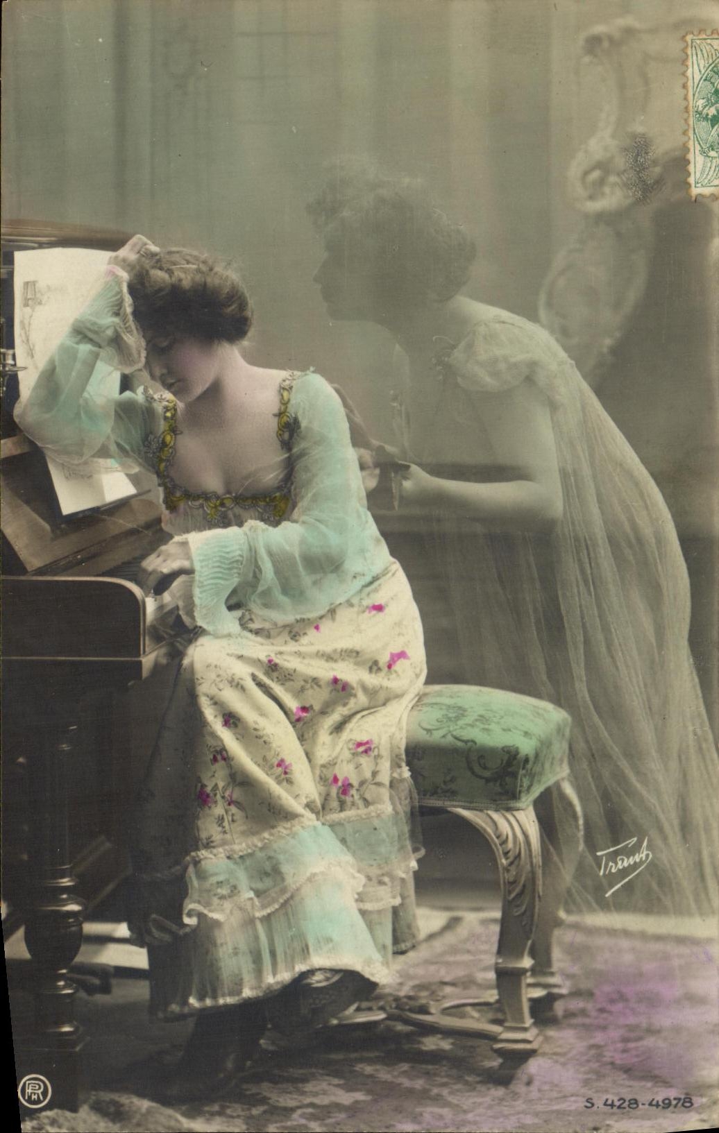 Femme au piano — effet double exposition — Tranb, S. 428-4978