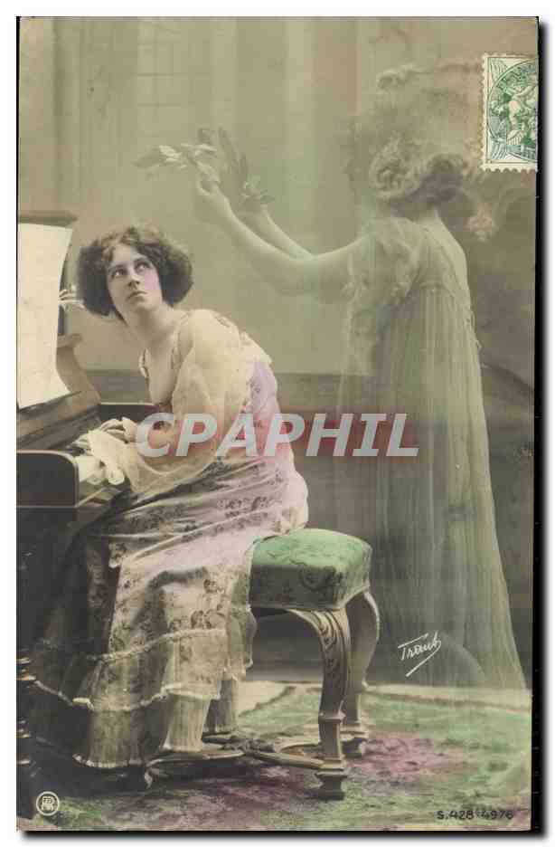 Femme au piano — Fantôme offrant des feuilles — Théâtre S.4284976
