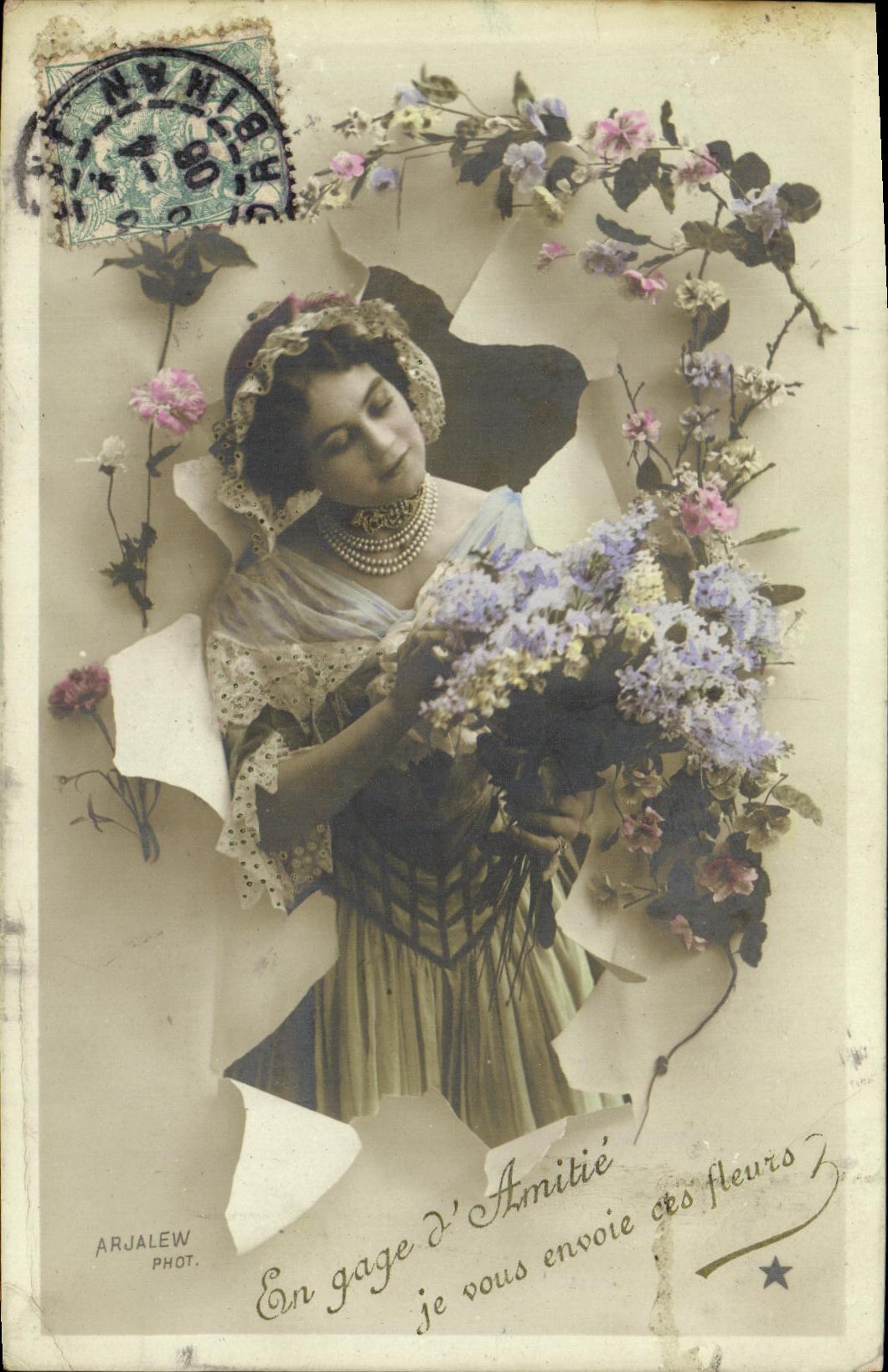 Femme avec bouquet de fleurs — En gage d'Amitié je vous envoie ces fleurs — ARJALEW PHOT.