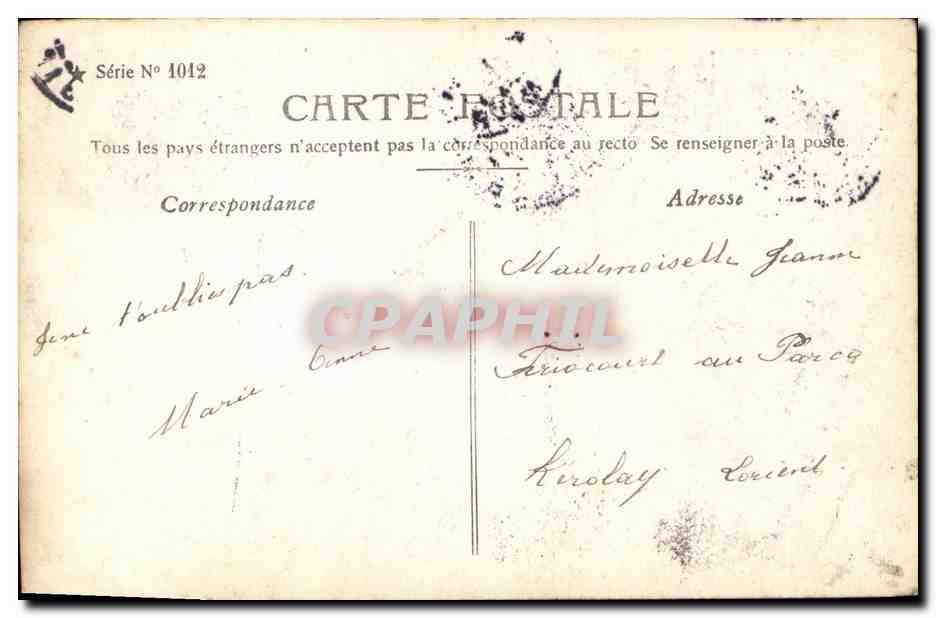 Femme avec bouquet de fleurs — En gage d'Amitié je vous envoie ces fleurs — ARJALEW PHOT. — Reverso