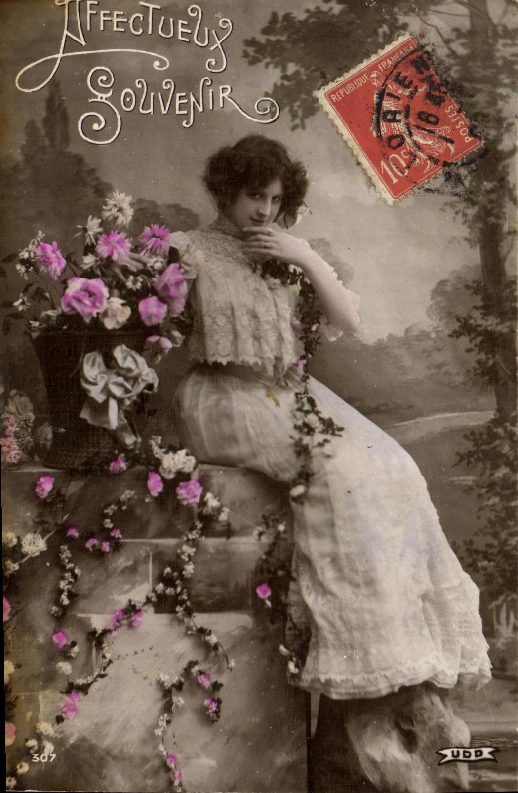 Jeune femme en robe blanche — avec bouquet et guirlandes — éditeur UDD n°307