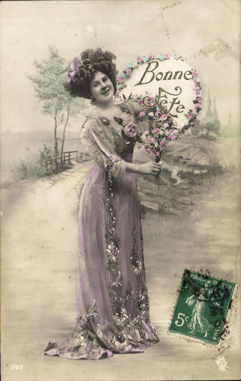 Femme en robe violette — avec cœur floral 'Bonne Fête' — Publ. Française n°399