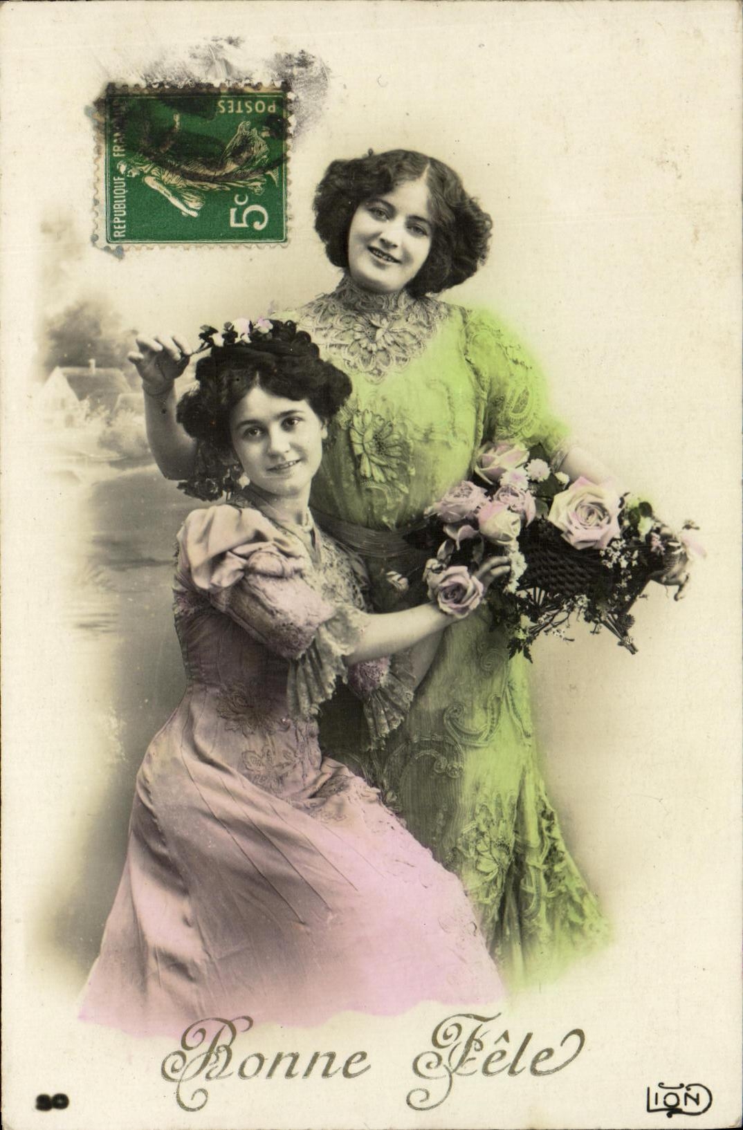 Deux jeunes femmes — Bonne Fête — LION