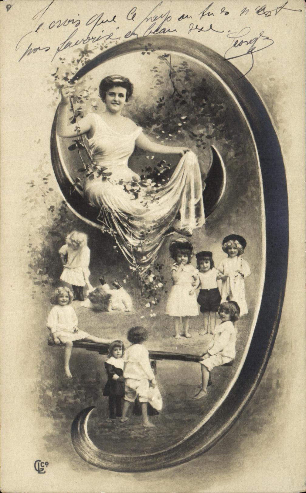 Femme assise sur une lune entourée d'enfants — CCo Éditeur
