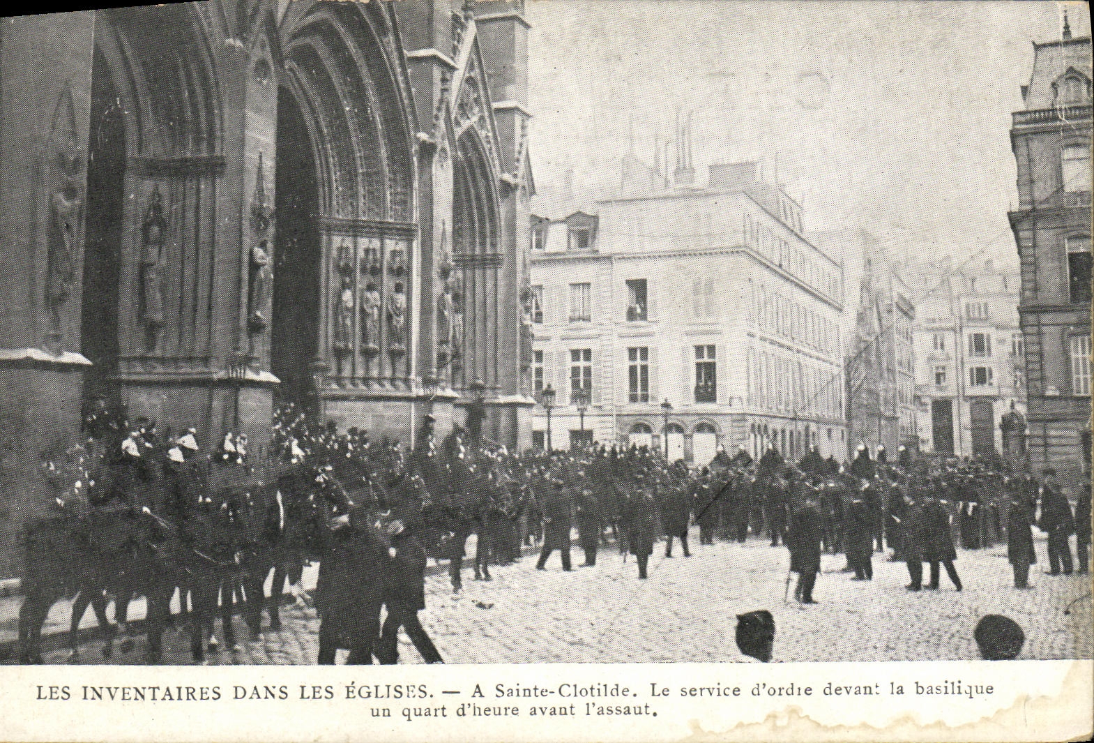 CPA Les inventaires dans les eglises Sainte Clotilde Paris le service devant la basilique 