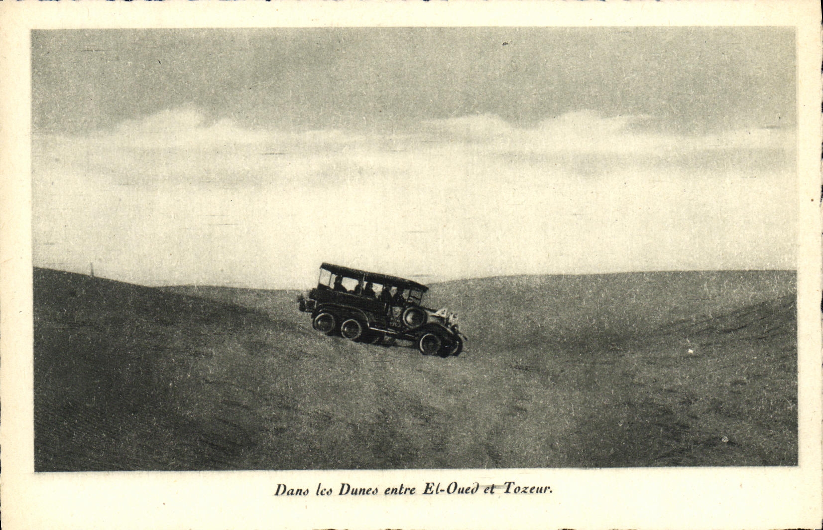 CPA Automobile Dans les dunes entre el oued et Tozeur 