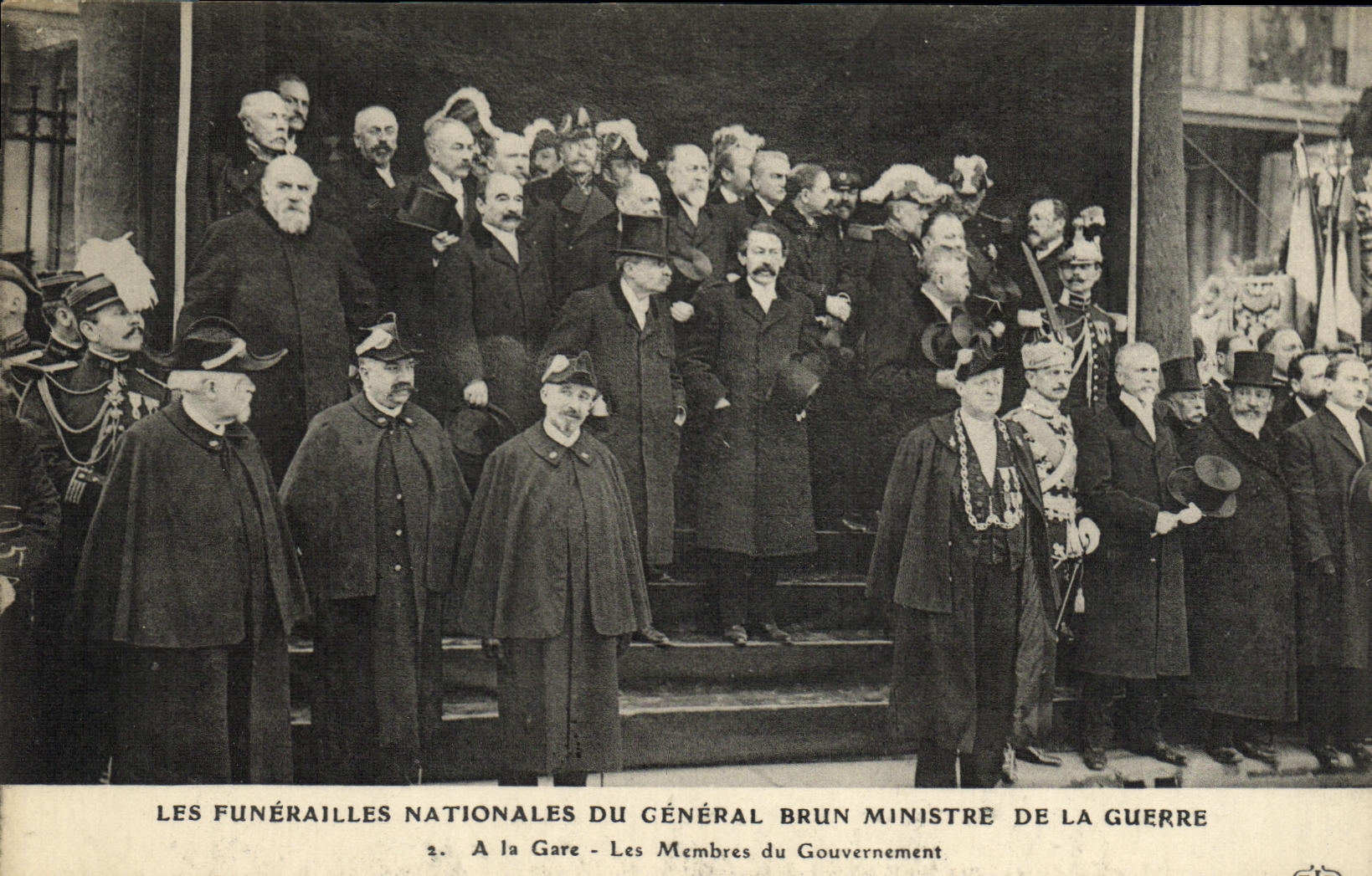 CPA Politique Funerailles antionales du general Brun Minsitre de la Guerre A la gare Membres du gouvernement Militaria