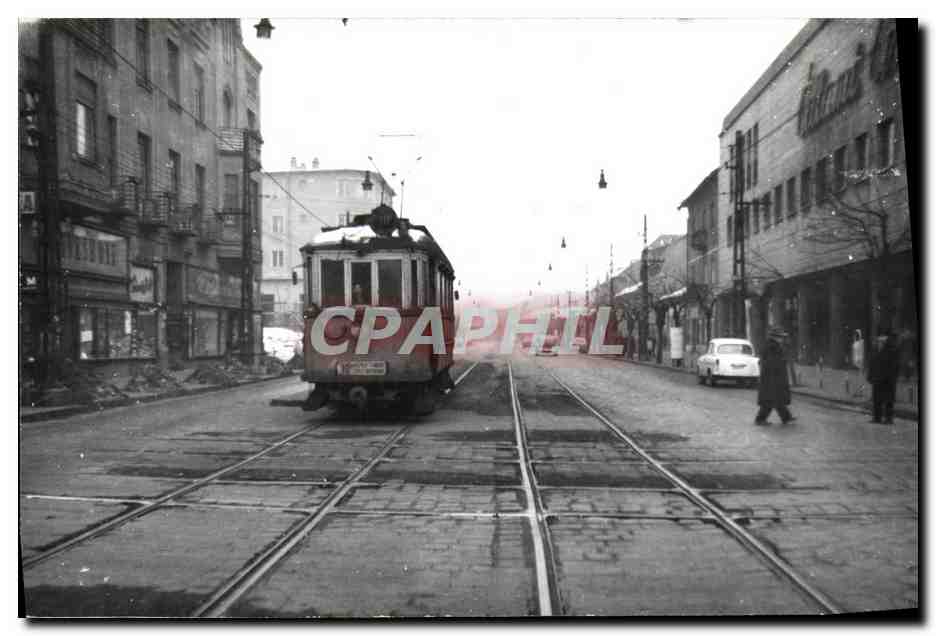 Tramway en ville — vue urbaine avec magasin 'Banca' — CPAPHIL n°195