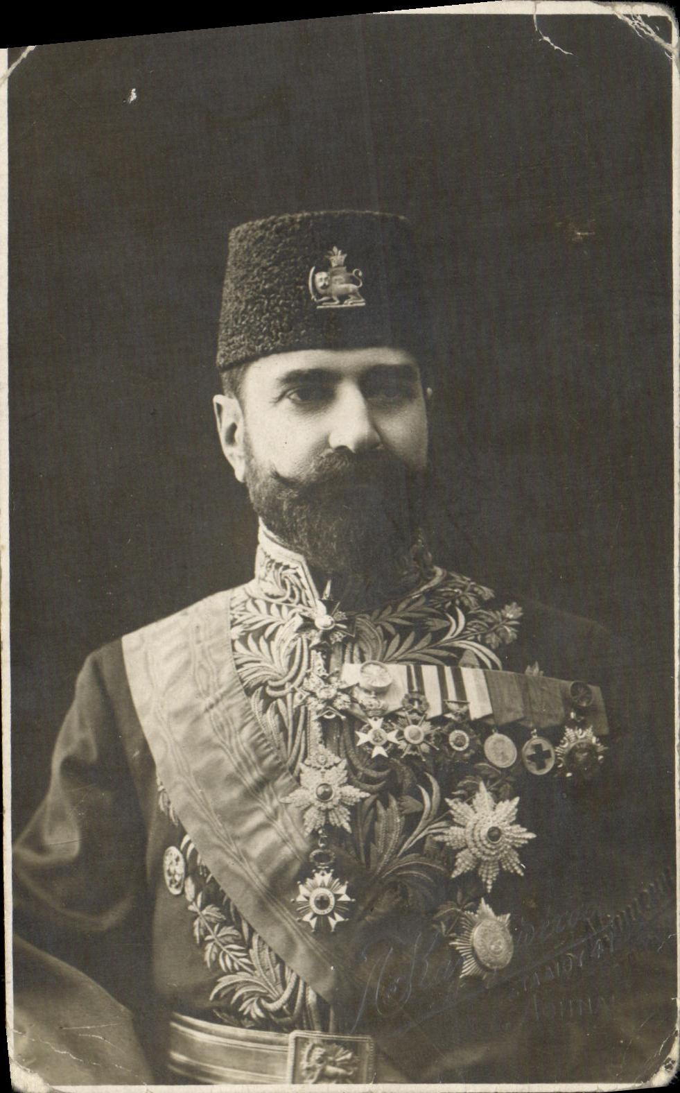 Portrait d'un homme en uniforme orné de décorations — éditeur 'Агина' (Agina)