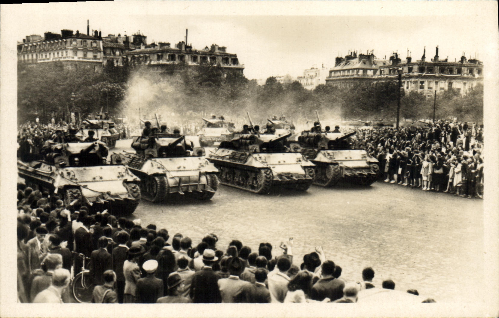 CPM Militaria 2eme guerre mondiale Liberation de Paris Les tanks de la division Leclerc Place de l'Etoile