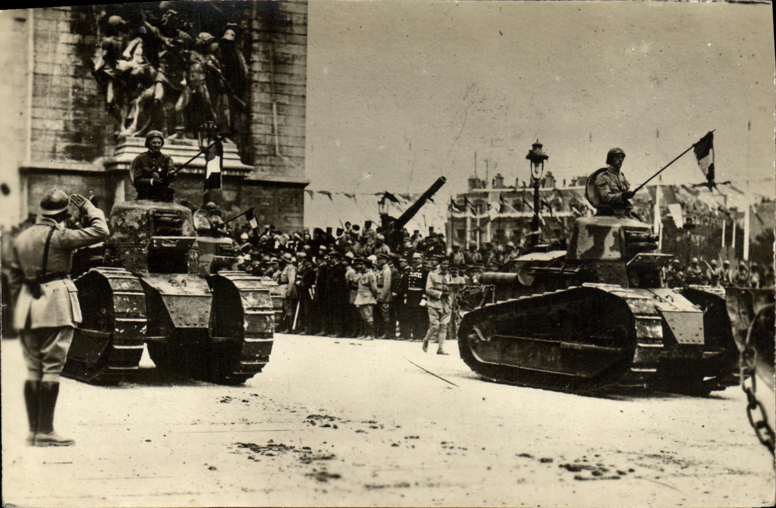 CPM Militaria 2eme guerre mondiale Liberation de Paris Arc de TRiomphe Tanks 