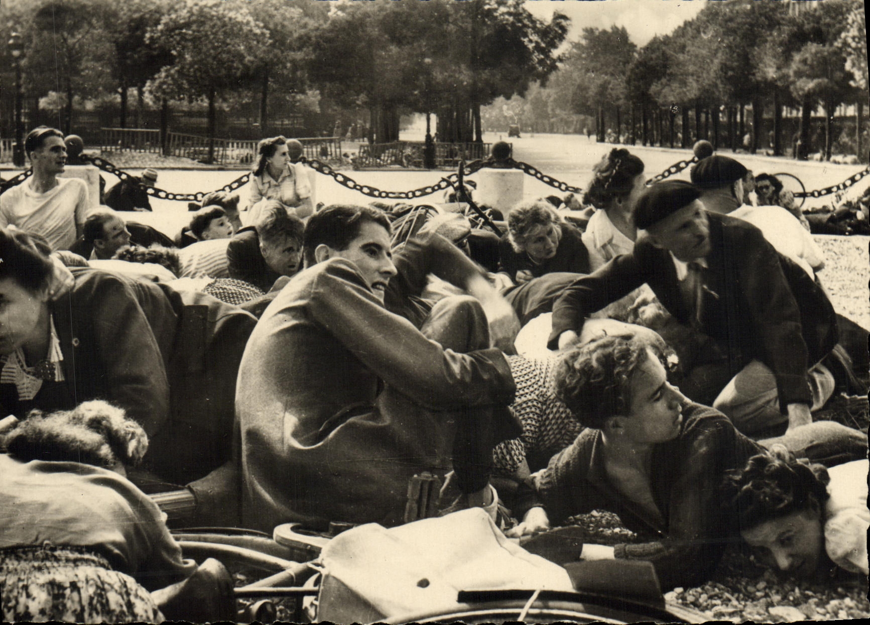 CPM Militaria 2eme guerre mondiale Liberation de Paris Pendant la fusillade la foule s'abrite