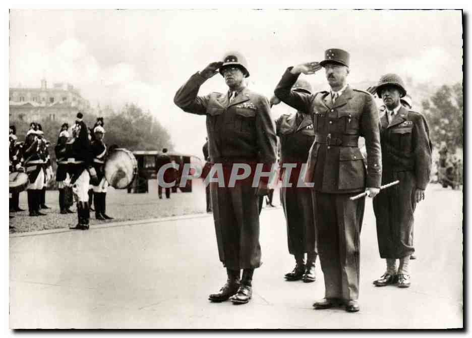 CPM Militaria 2eme guerre mondiale Liberation de Paris Le general BRadley e tle General Koenig devant soldat inconnu