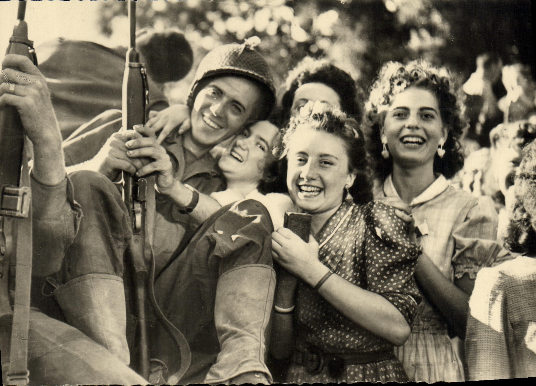 CPM Militaria 2eme guerre mondiale Liberation de Paris Joie aprtagee Femmes