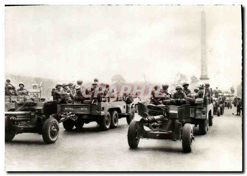 CPM Militaria 2eme guerre mondiale Liberation de Paris L'artillerie de campagne americaine place de la Concorde Paris 