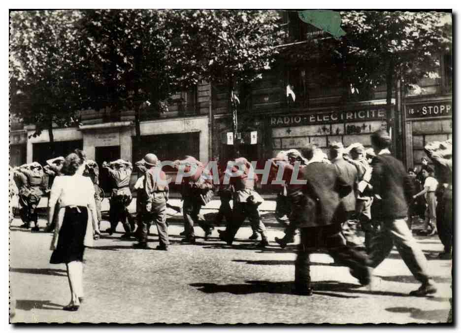 CPM Militaria 2eme guerre mondiale Liberation de Paris Des prisonniers allemands sont emmenes par les soldats americain