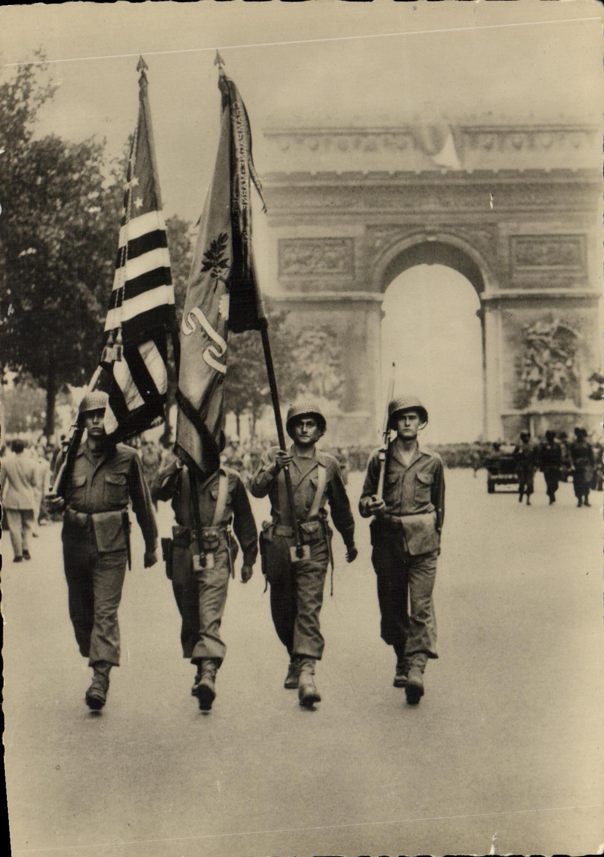 CPM Militaria 2eme guerre mondiale Liberation de Paris Les drapeaux americains au defile 
