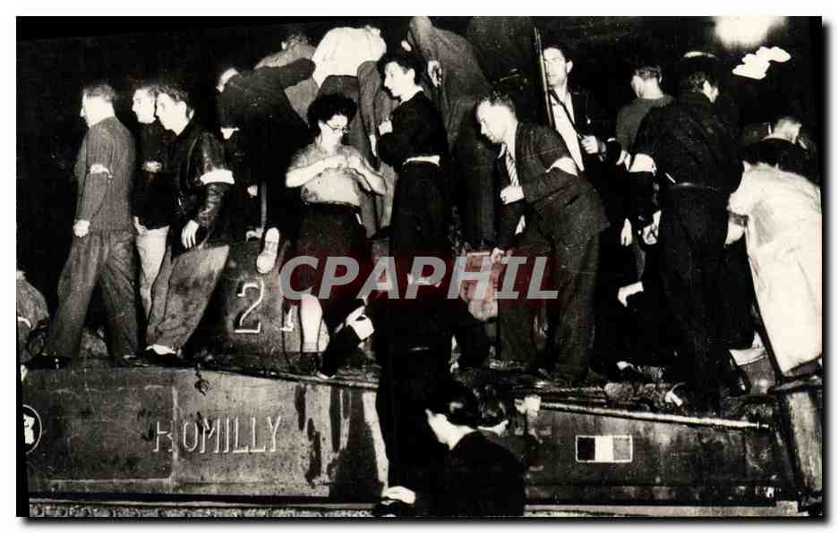 CPM Militaria 2eme guerre mondiale Liberation de Paris Nuit du 24 aout Premier char Leclerc Hotel de ville Romilly