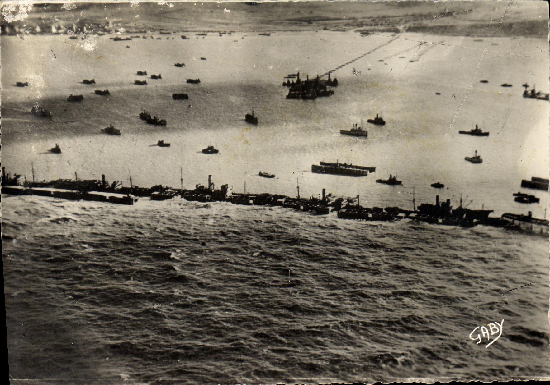 Débarquement en Normandie — Vue aérienne du Port artificiel à Arromanches — Éditeur Gaby, n°13