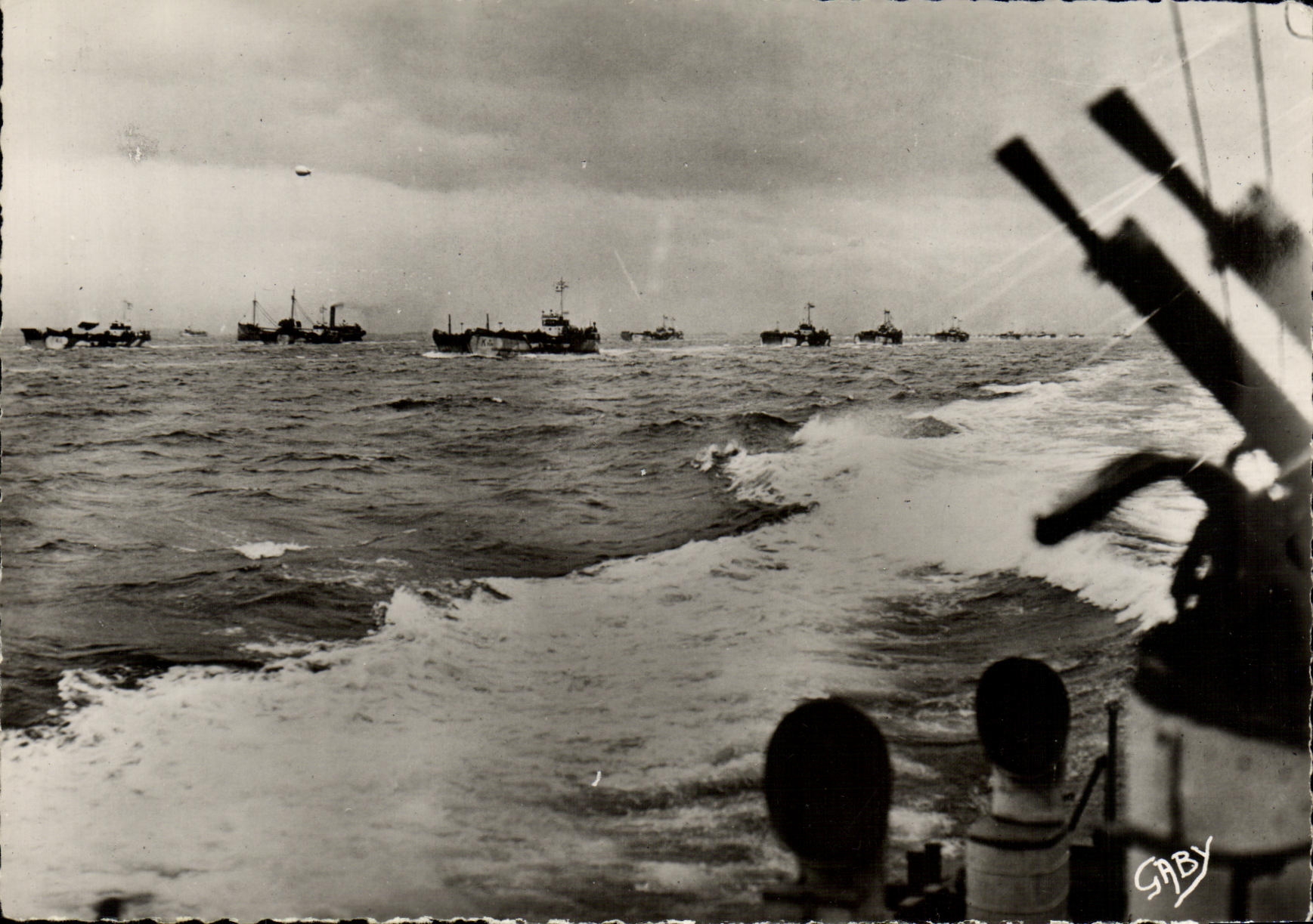 CPM Militaria 2eme guerre mondiale Debarquement en Normandie Les batiments de la marine royale escortent les unites
