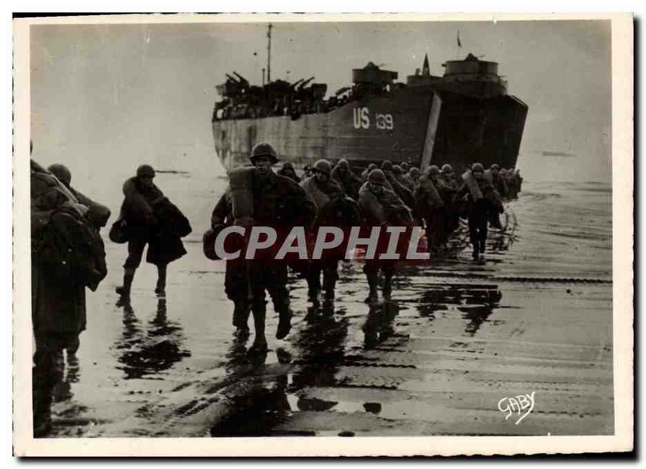 CPM Militaria 2eme guerre mondiale Debarquement de Normandie Le ravitaillement des allies