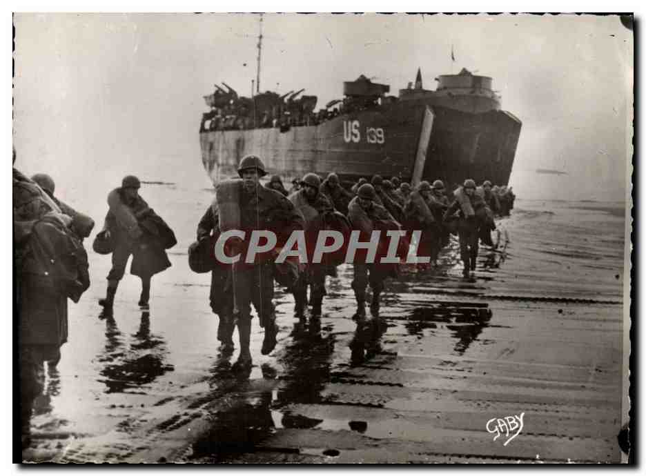 CPM Militaria 2eme guerre mondiale Debarquement de Normandie Le ravitaillement des allies