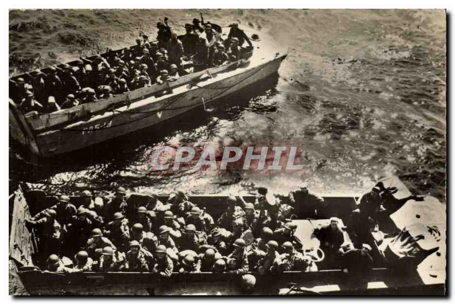 CPM Militaria 2eme guerre mondiale Debarquement de Normandie Arrivee des peniches de debarquement sur le sol de France 