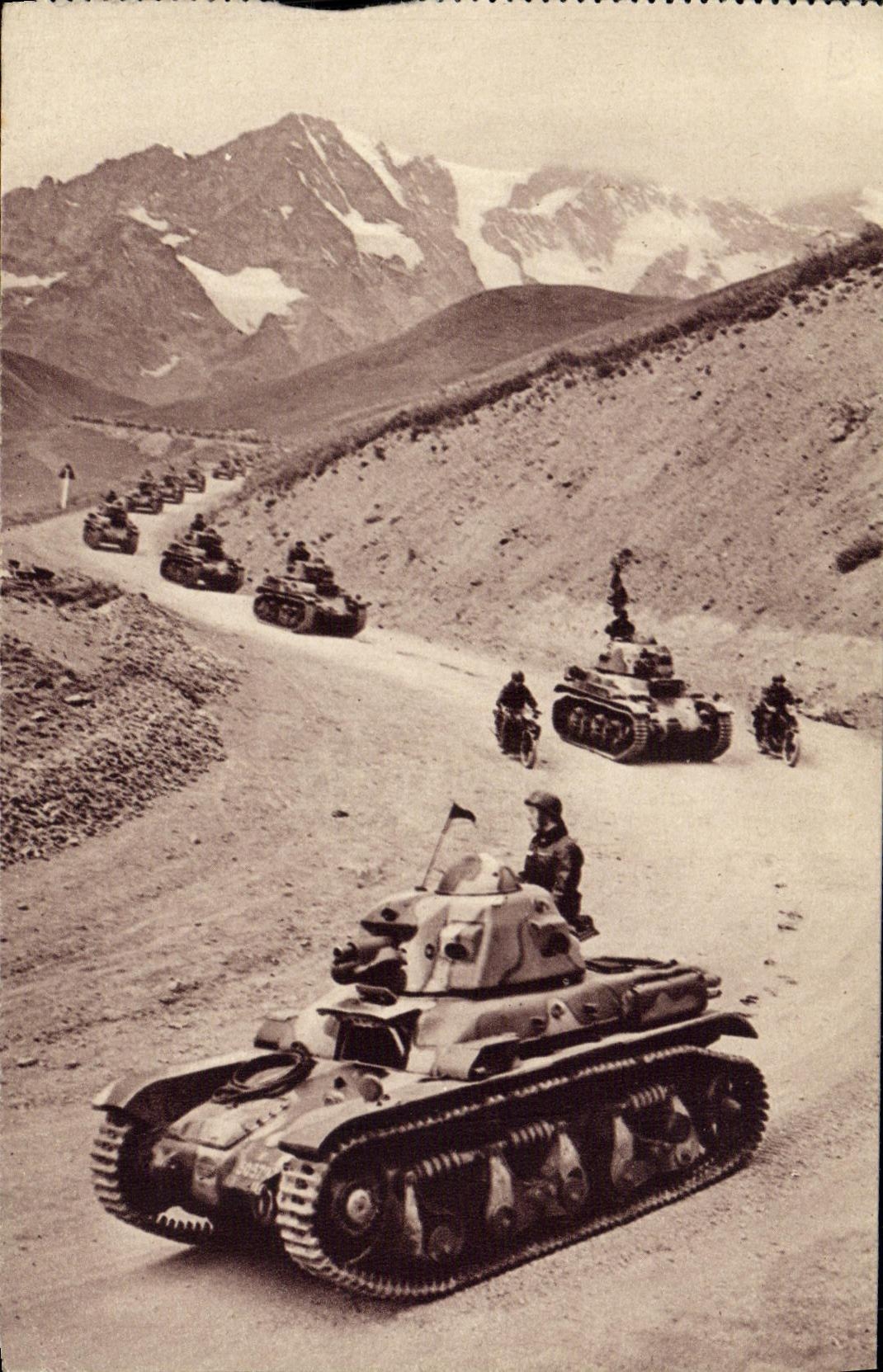 CPM Militaria 2eme guerre mondiale Chars en montagne Tanks