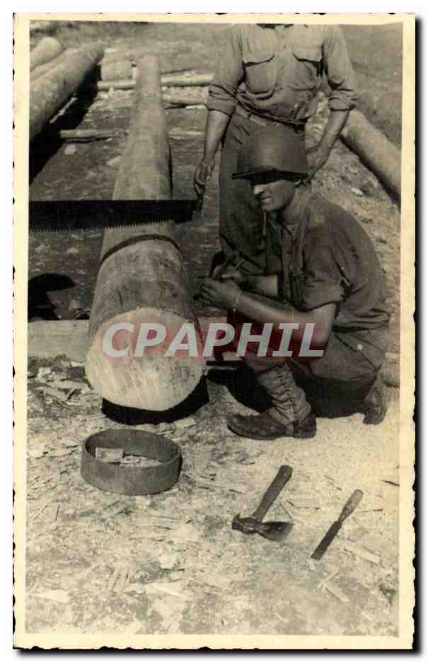 CPM Militaria 2eme guerre mondiale Soldats coupant du bois
