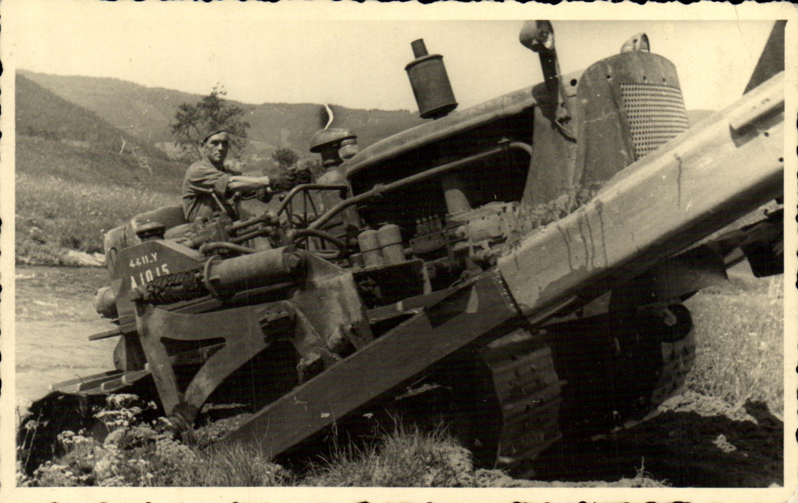 CPM Militaria 2eme guerre mondiale Tracteur 
