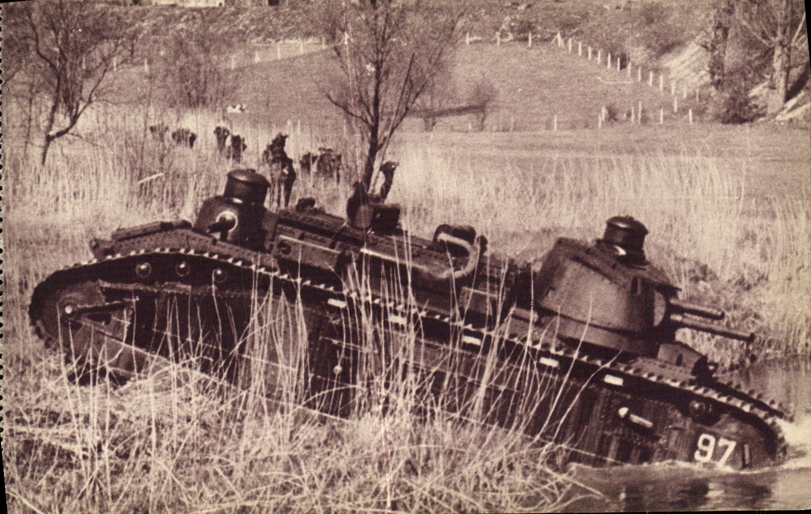 CPM Militaria 2eme guerre mondiale Chars de 70 tonnes traversant une riviere Tanks