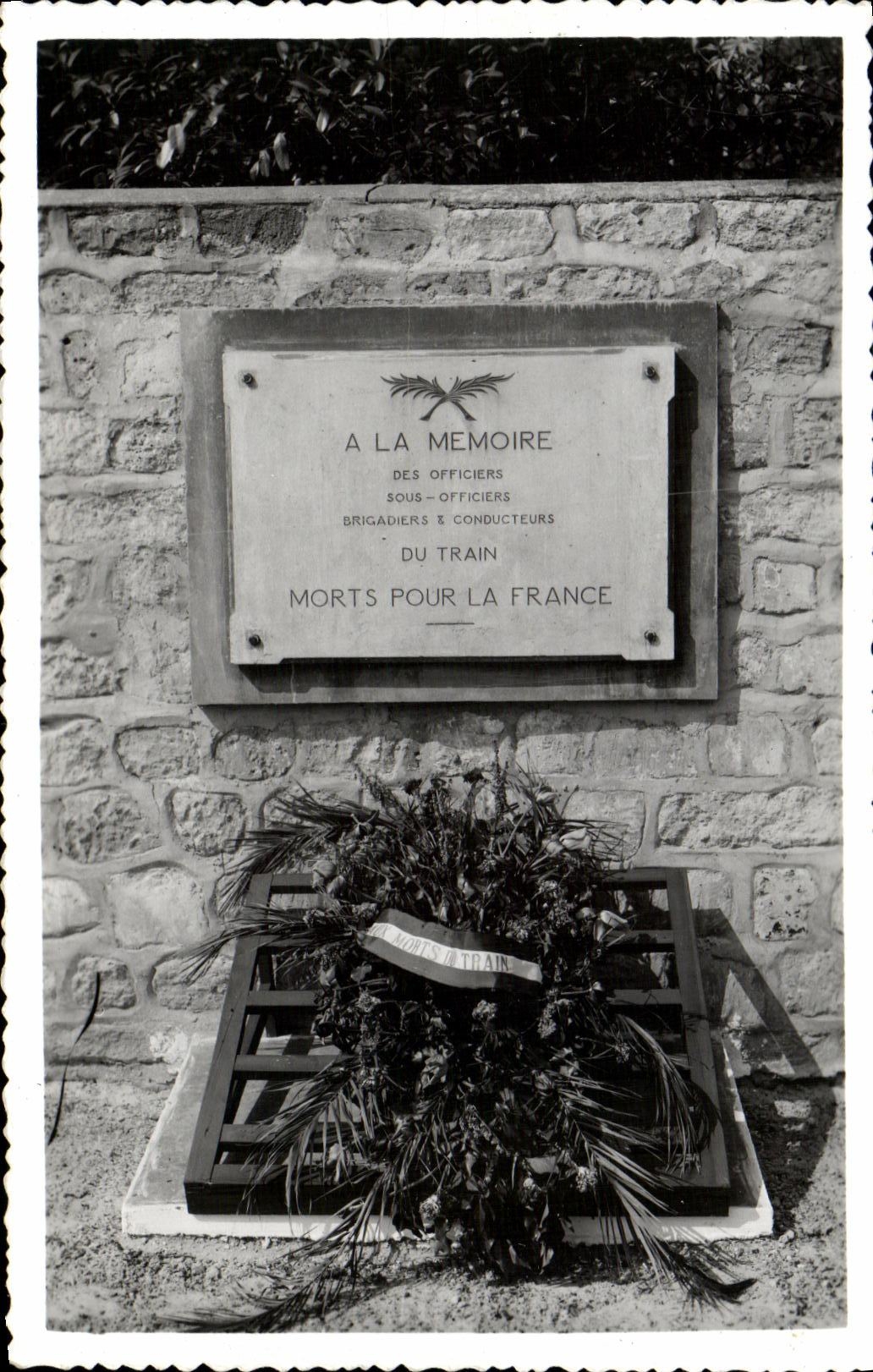 Mémorial des officiers, sous-officiers et conducteurs du train morts pour la France — plaque commémorative avec couronne