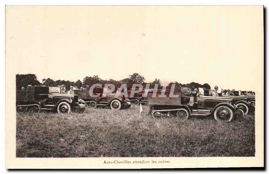 CPM Militaria 2eme guerre mondiale Autoc chenilles attendant les ordres