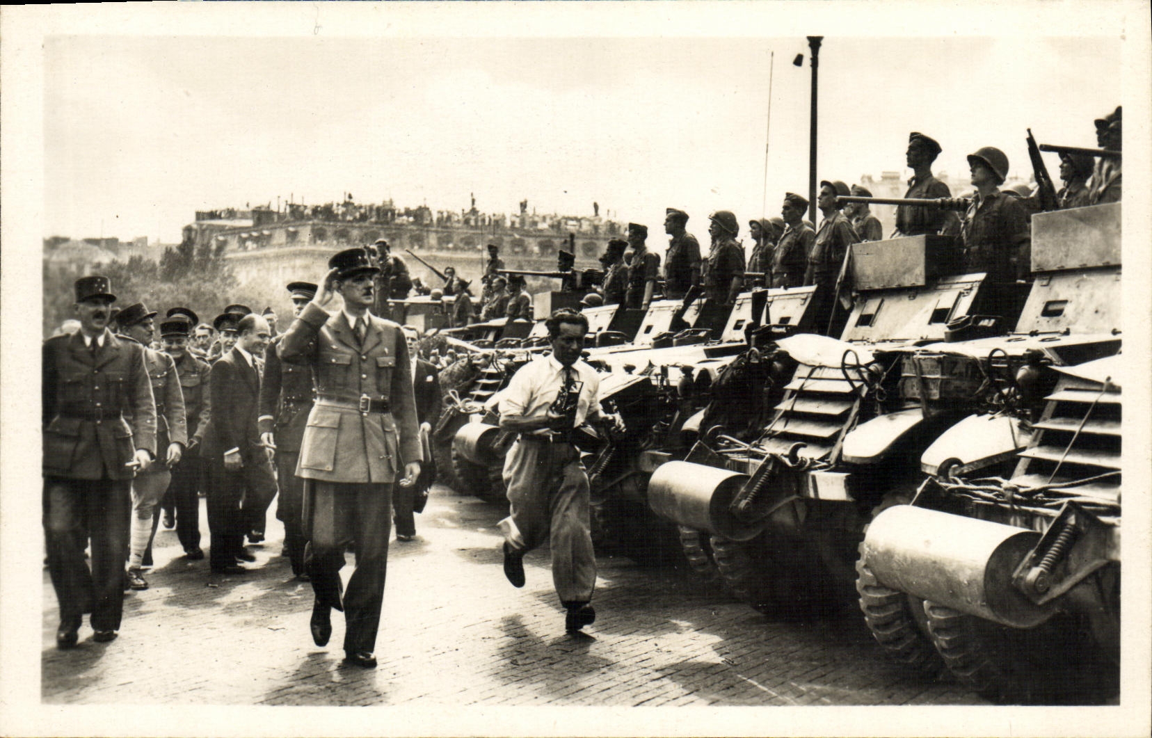 CPM Militaria 2eme guerre mondiale Liberation de Paris Le general De Gaulle devant les blindés Tanks
