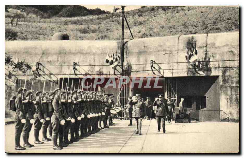 CPA Le general Colson chef d'etat major general inspectant un ouvrahe fortifié