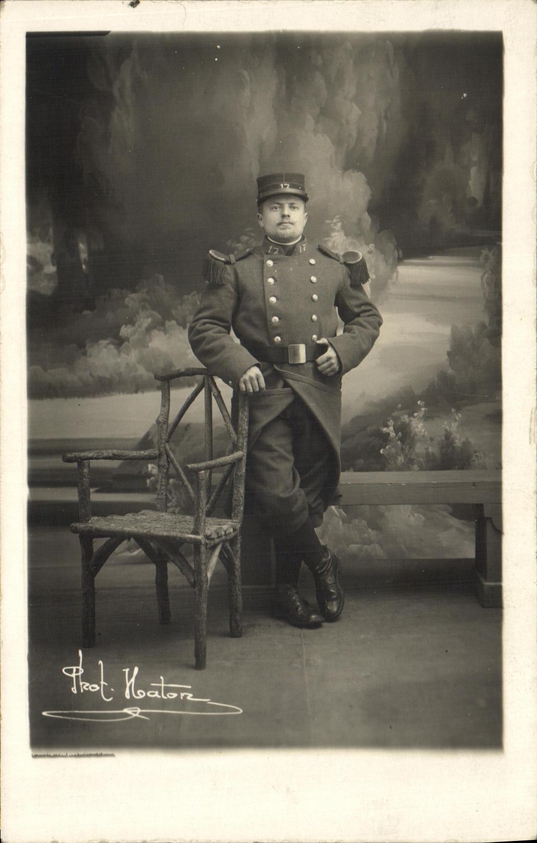 Soldat en uniforme — studio photographique — Prof. Hoatorz