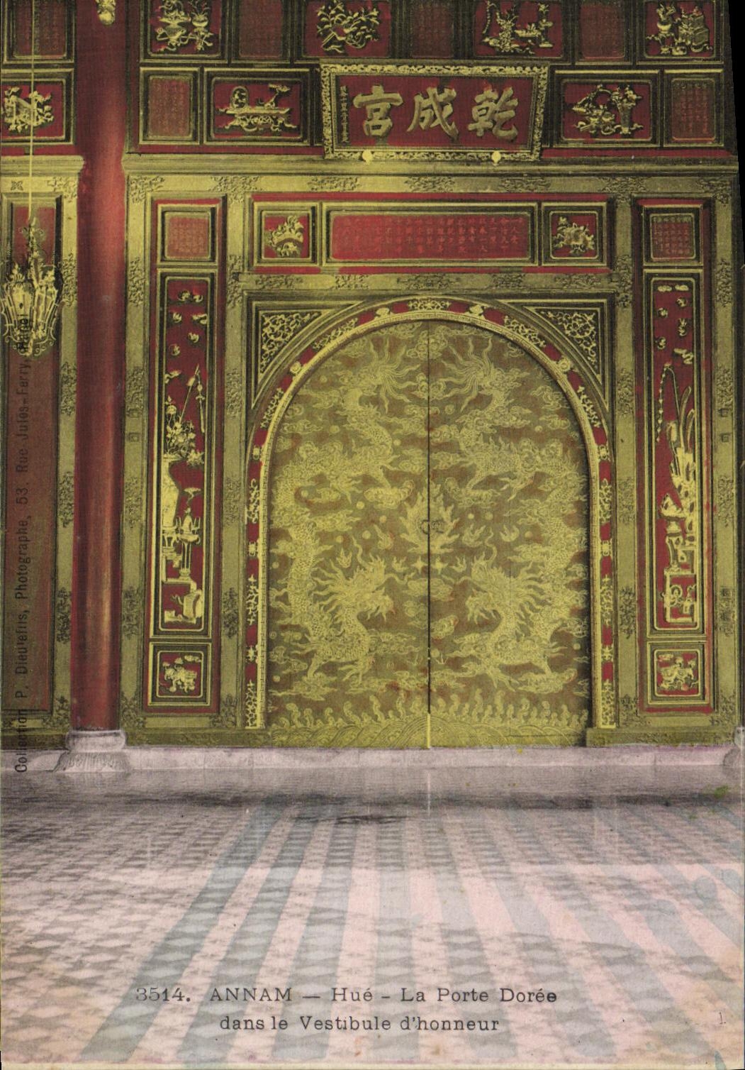CPA Indochine Annam Hue La porte doree dans le vestibule d'honneur 