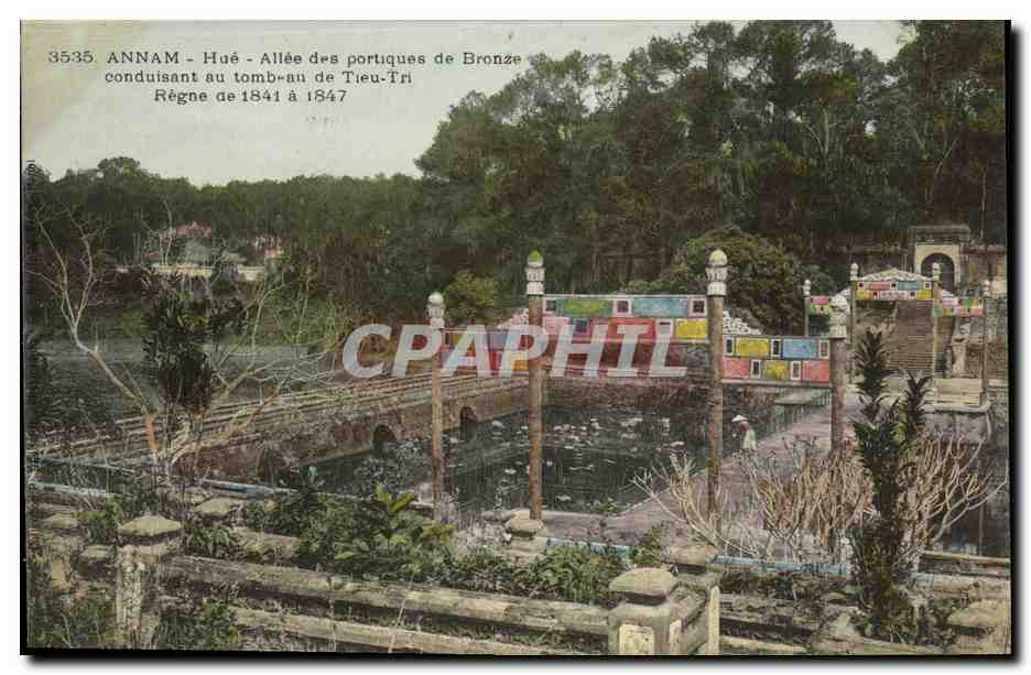 Hué - Allee der bronzenen Portikus, führend zum Grab von Tieu-Tri - Herrschaftszeit 1841 bis 1847