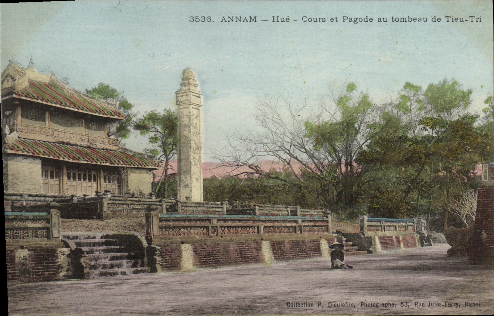 CPA Indochine Annam Hue Cours et pagode au tombeau de Tieu Tri