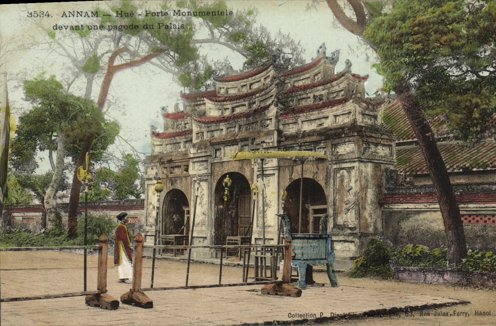 CPA Indochine annam Hue Porte monumentale devant une pagode du palais 
