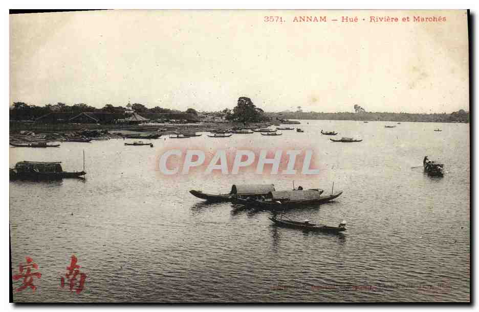 CPA Indochine Annam Hue Riviere et marches